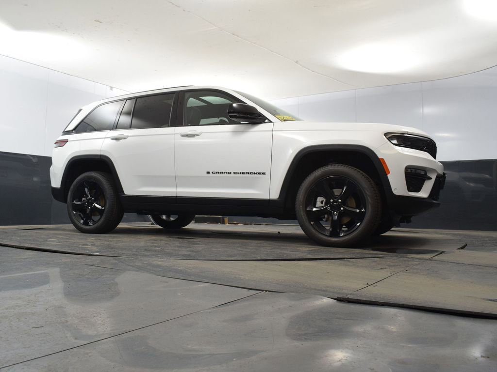 Used 2025 Jeep Grand Cherokee Limited w/ Luxury Tech Group II image 50