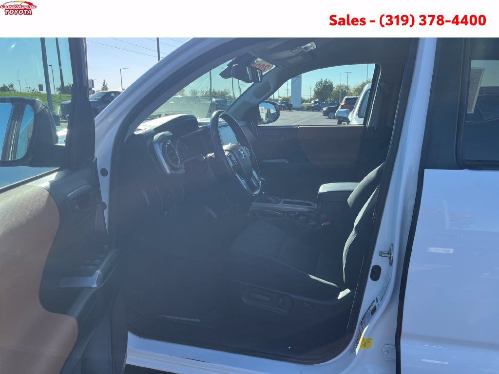Certified 2020 Toyota Tacoma SR5 w/ Technology Package AWD/4WD image 14