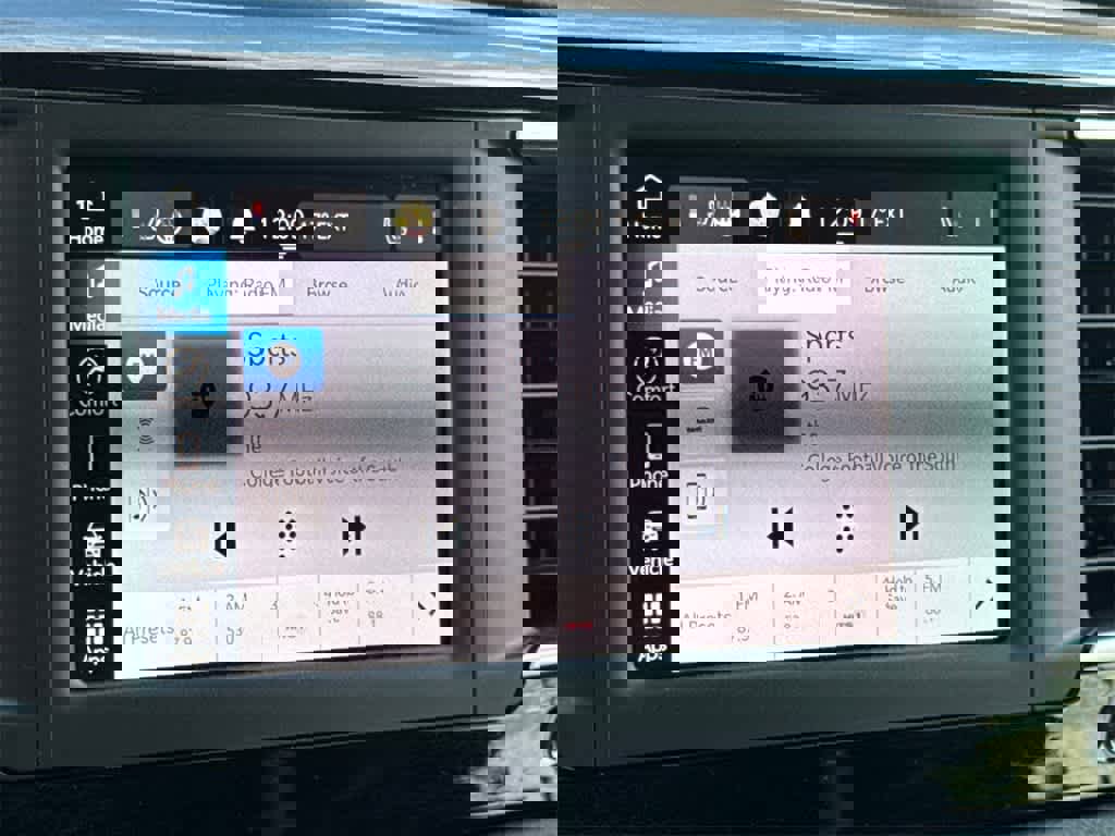 Used 2023 Chrysler Voyager LX image 27