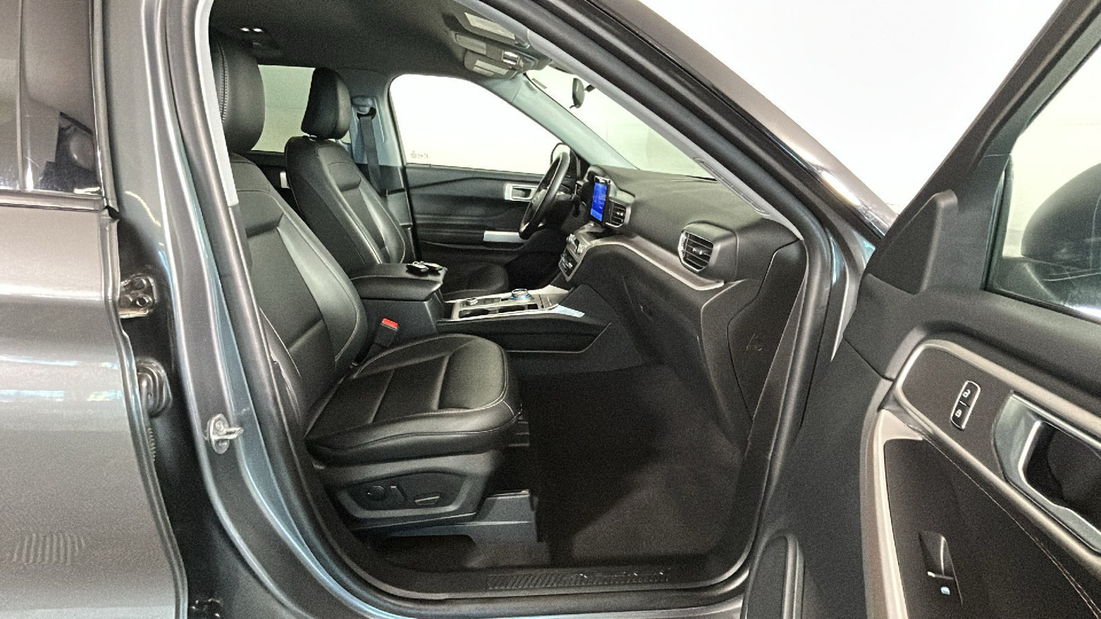 Used 2023 Ford Explorer XLT w/ Equipment Group 202A AWD/4WD image 36
