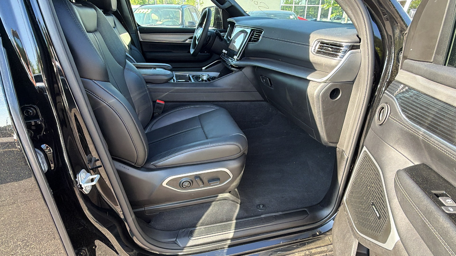 Certified 2024 Jeep Wagoneer L Series II AWD/4WD image 21