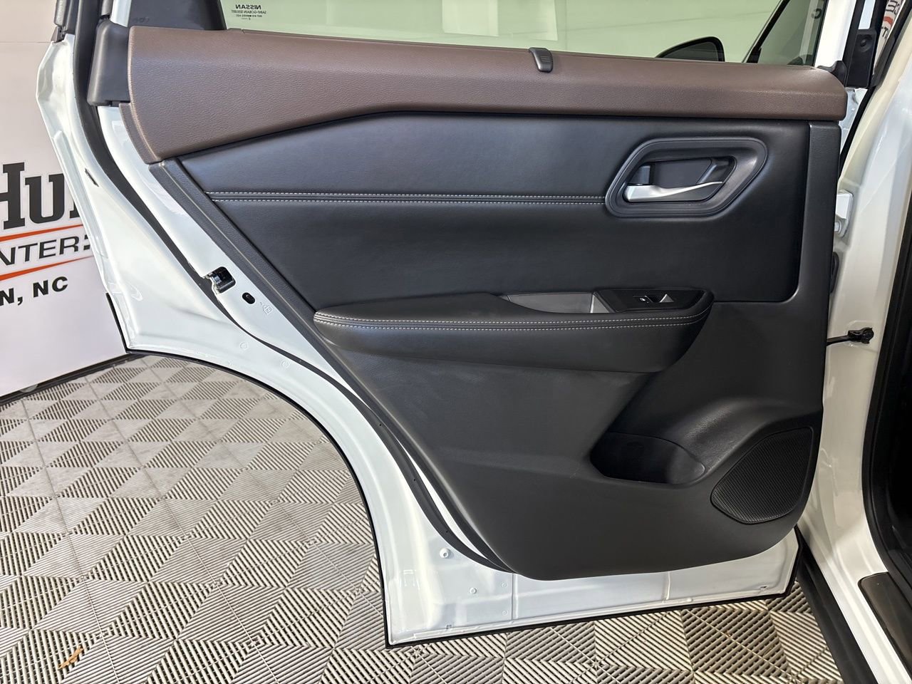 Used 2023 Nissan Rogue SL w/ SL Premium Package image 21