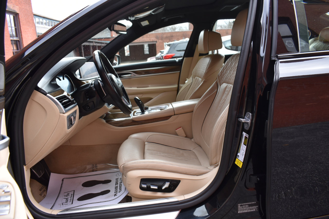 Used 2019 BMW 750i w/ Executive Package image 12