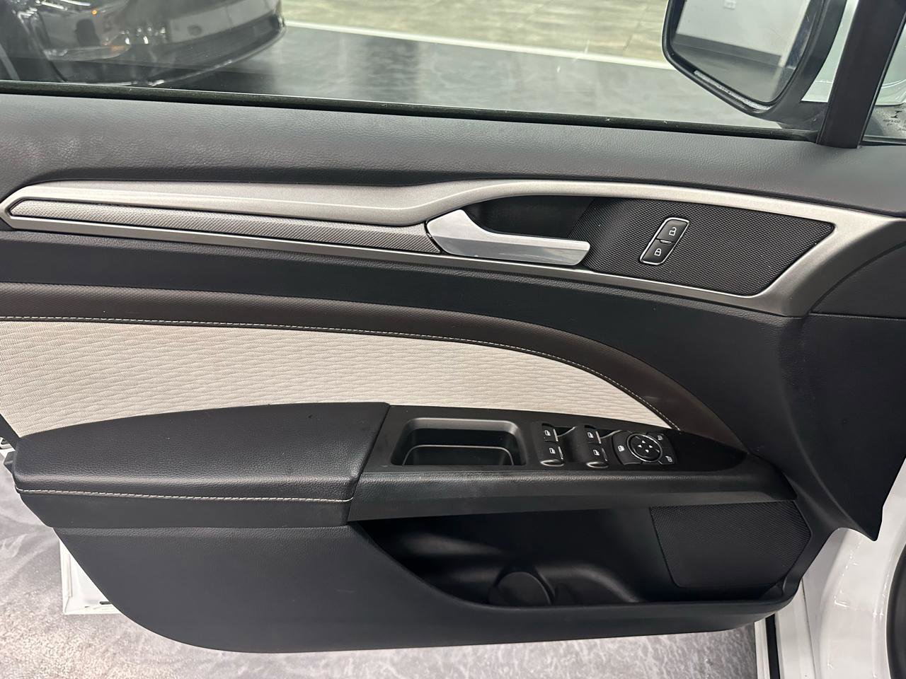 Used 2020 Ford Fusion SE w/ Equipment Group 151A FWD image 9