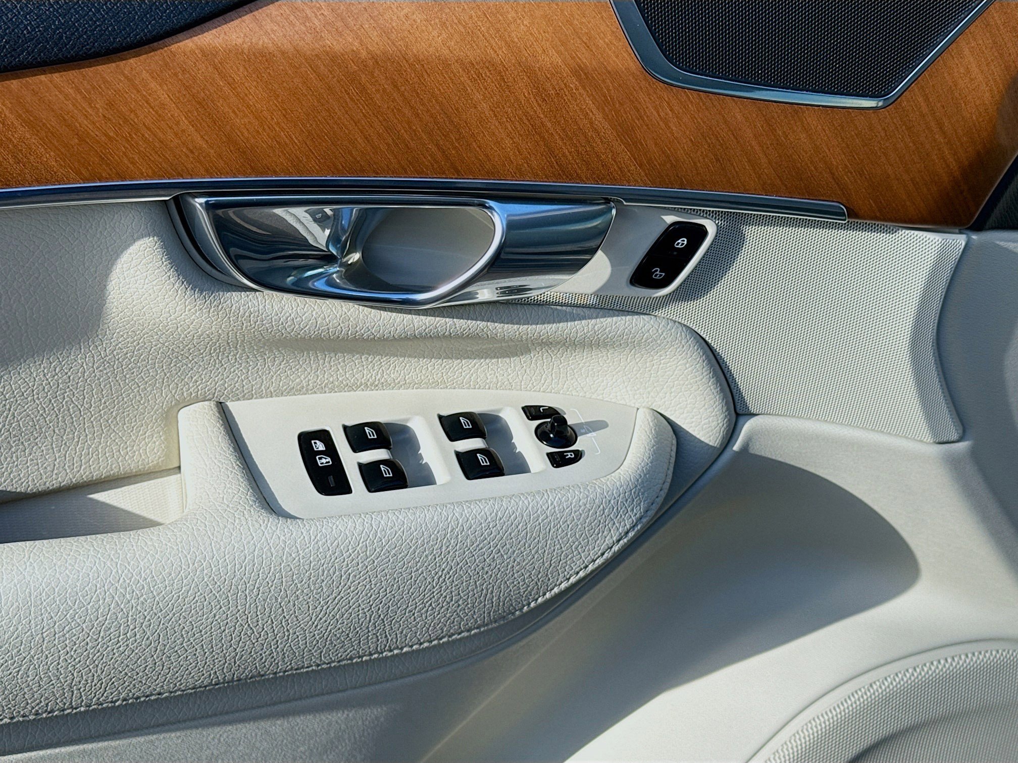 Used 2021 Volvo XC90 T6 Momentum w/ Advanced Package image 17