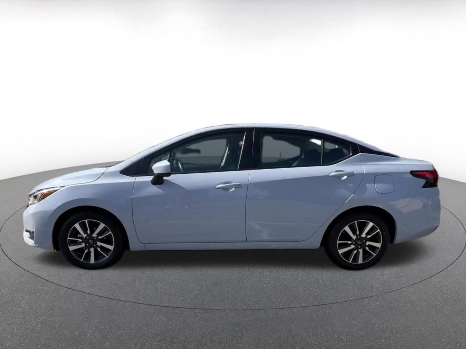 Used 2025 Nissan Versa SV image 9