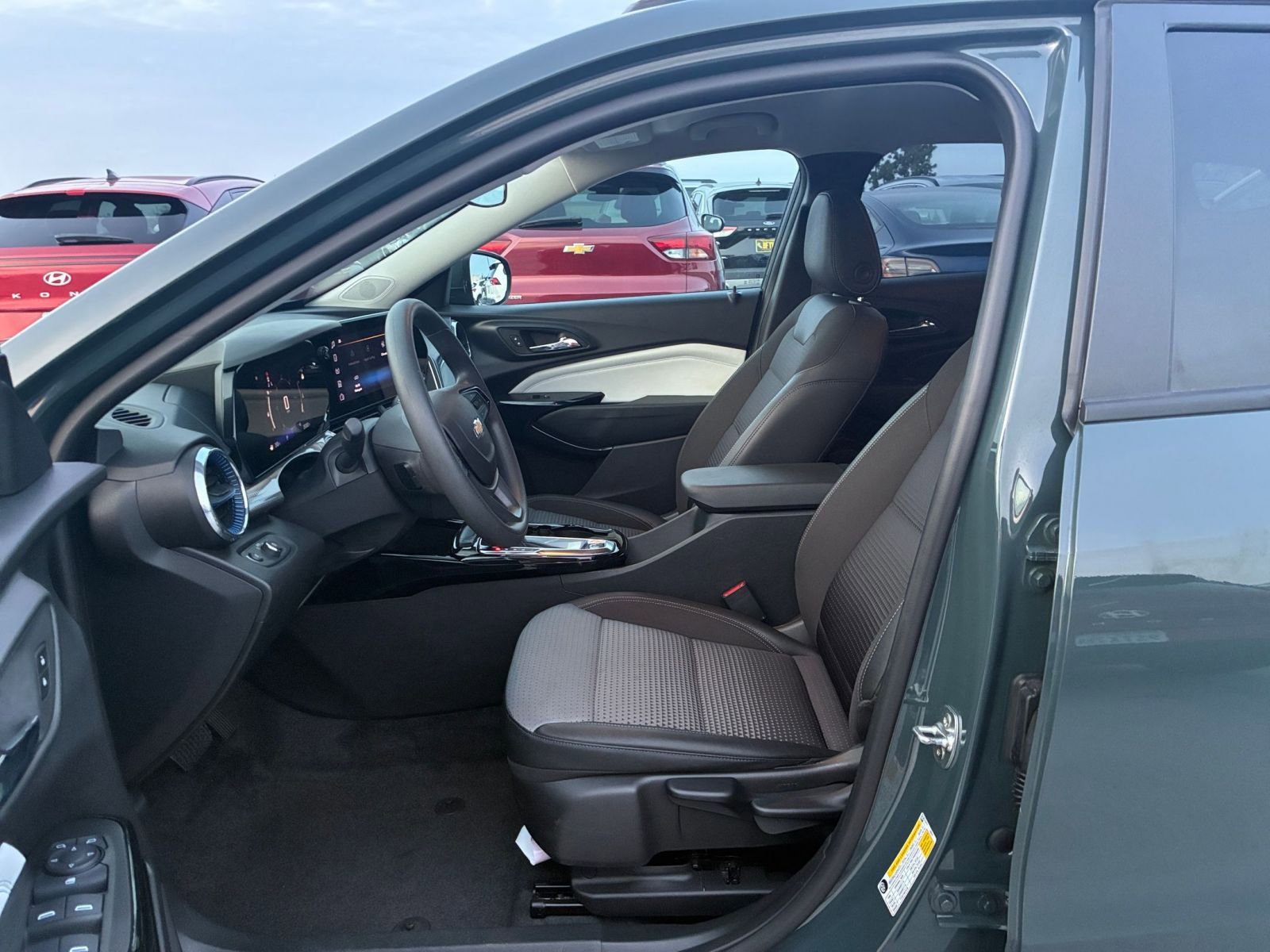 Used 2025 Chevrolet Trax LT image 24