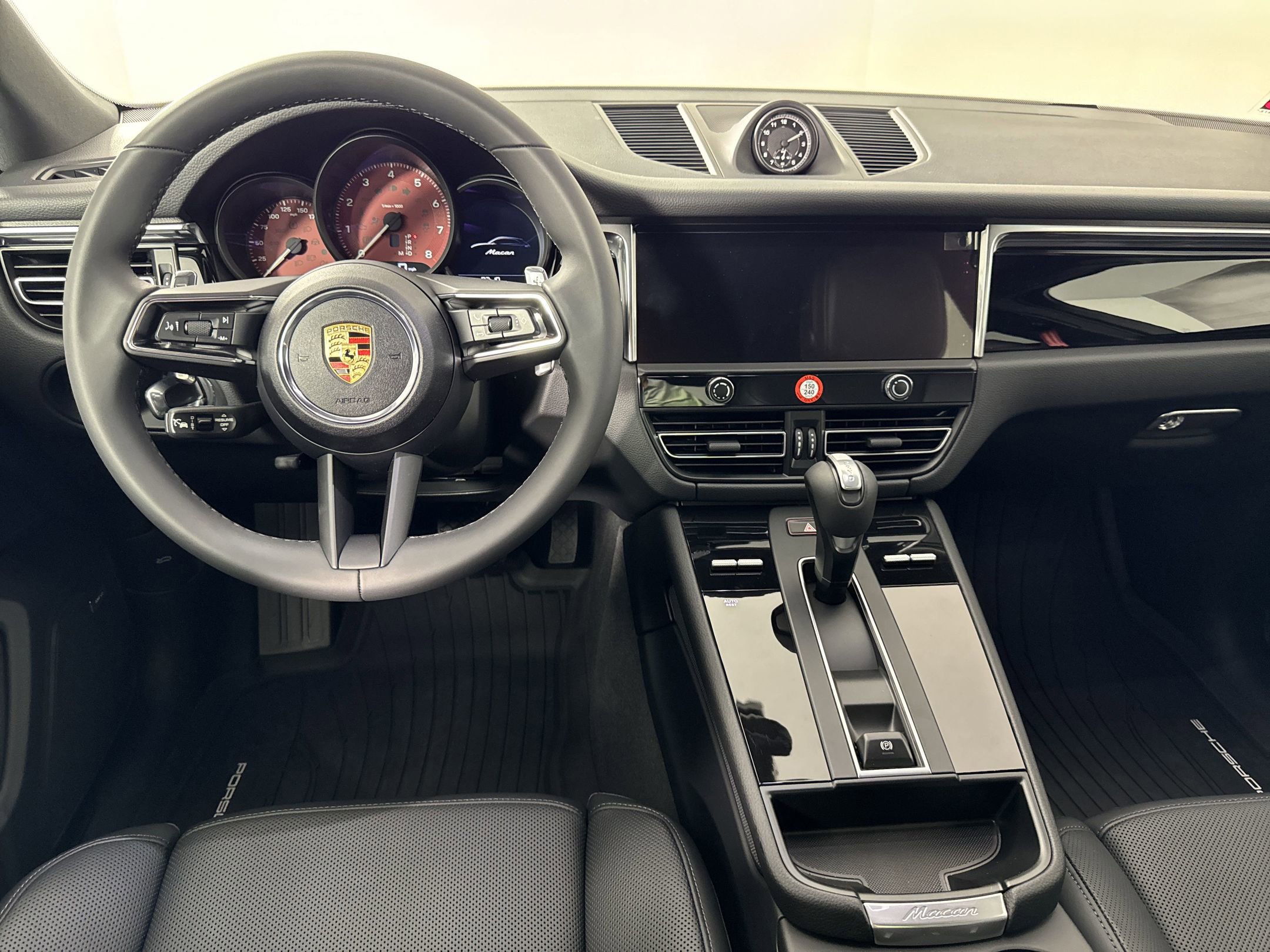 Used 2025 Porsche Macan image 26