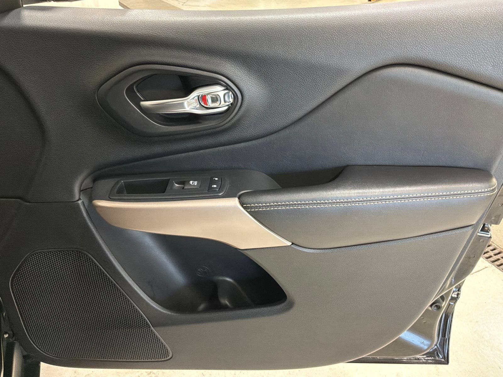 Used 2017 Jeep Cherokee Limited FWD image 23