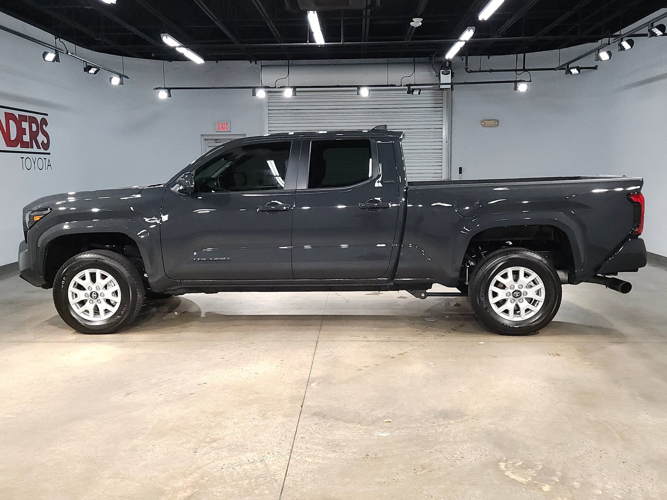 Used 2025 Toyota Tacoma SR5 image 4