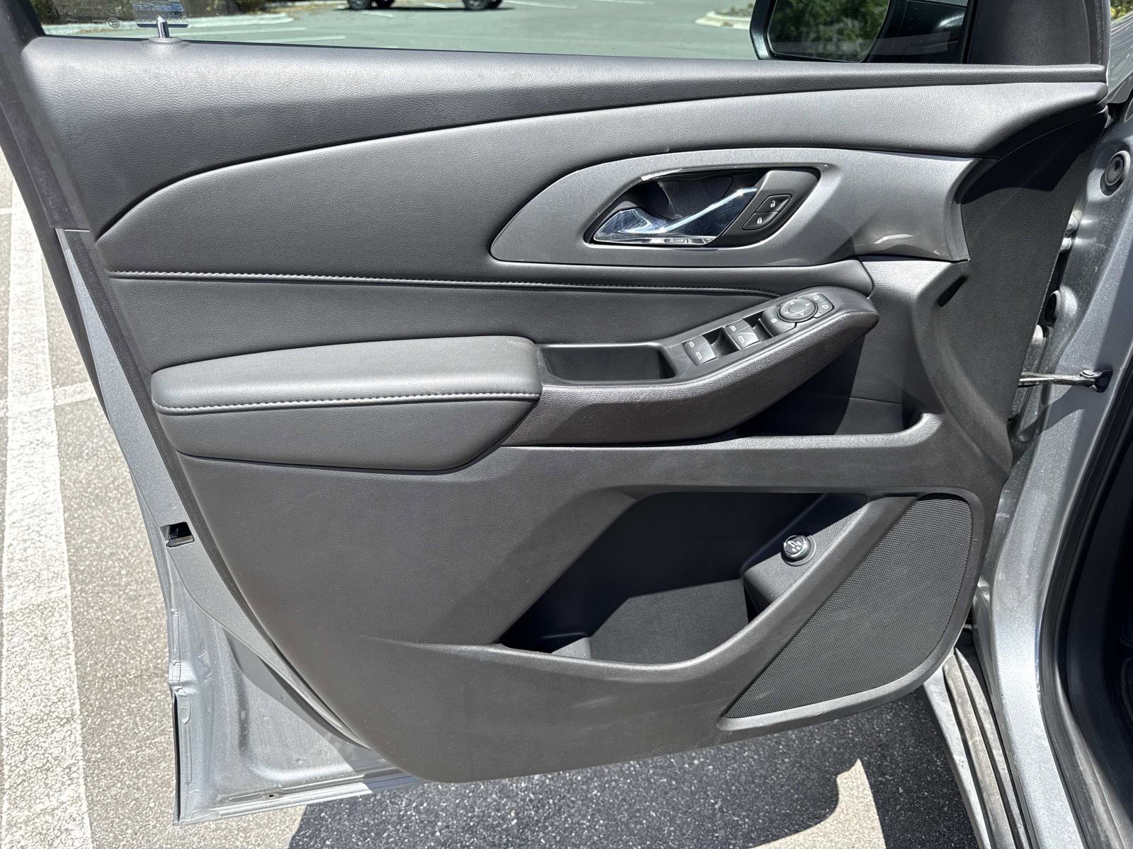 Used 2023 Chevrolet Traverse LT image 18