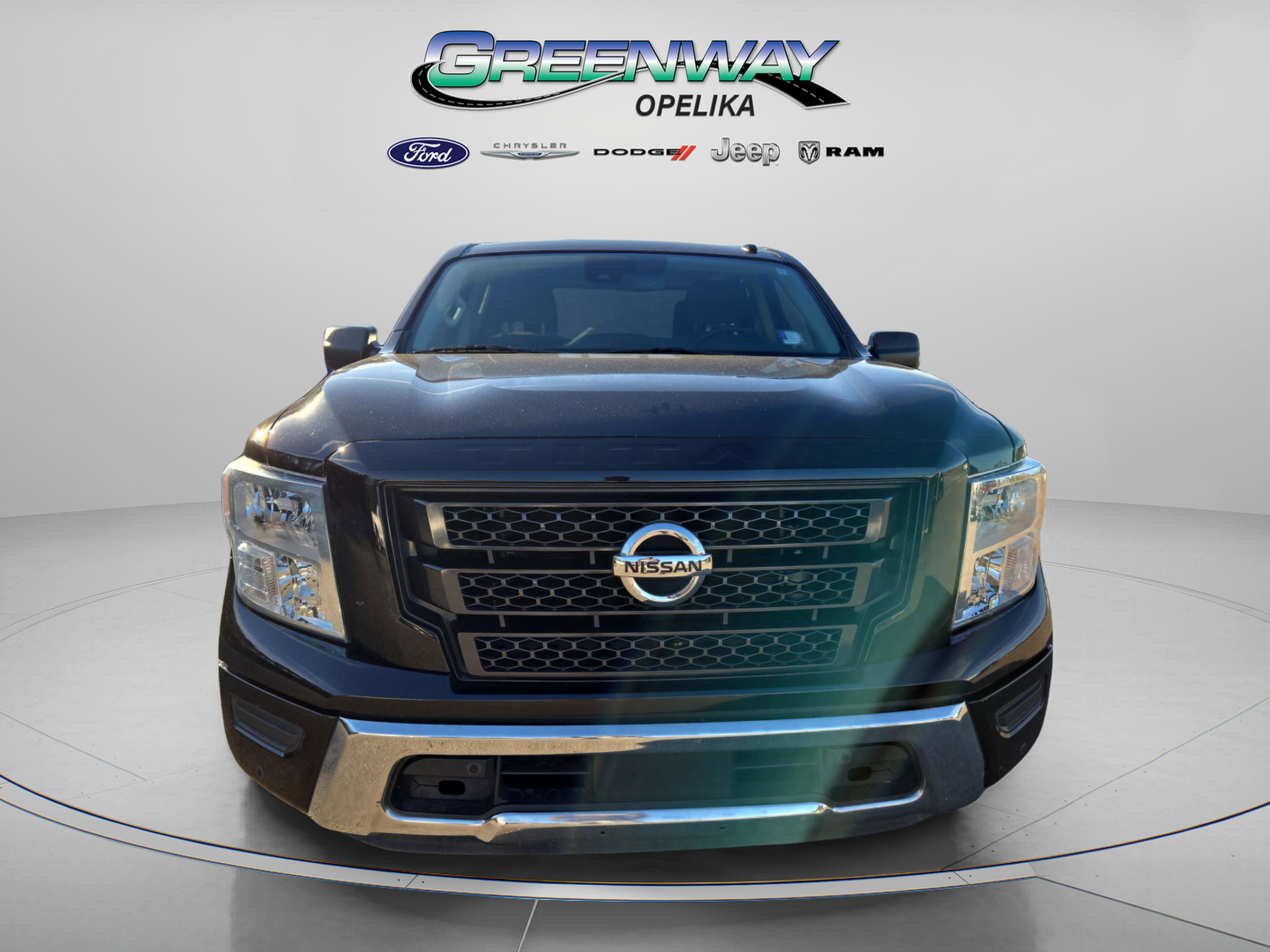 Used 2021 Nissan Titan SV w/ SV Convenience Package image 2