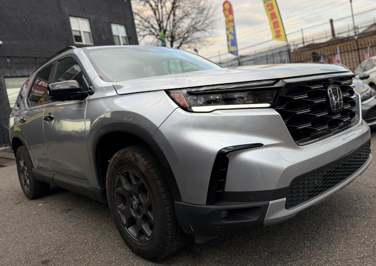 Used 2025 Honda Pilot TrailSport image 3