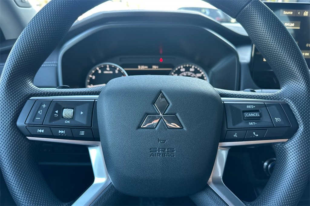 New 2025 Mitsubishi Outlander ES image 24
