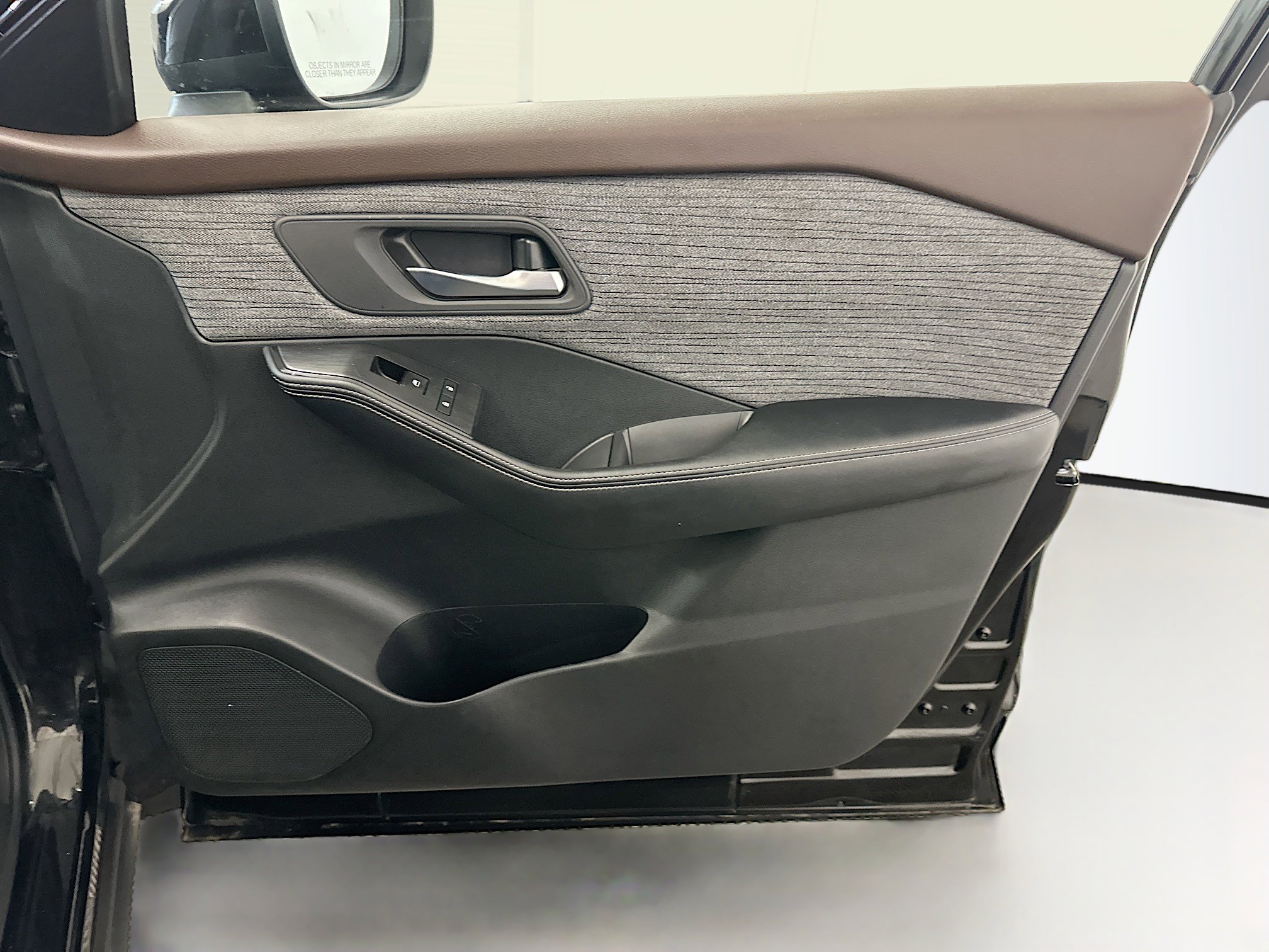 Used 2023 Nissan Rogue SV image 32