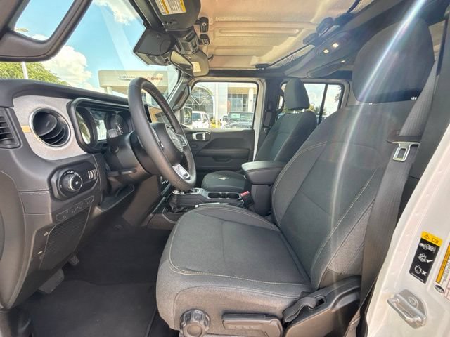 Used 2025 Jeep Wrangler Unlimited Sahara AWD/4WD image 9