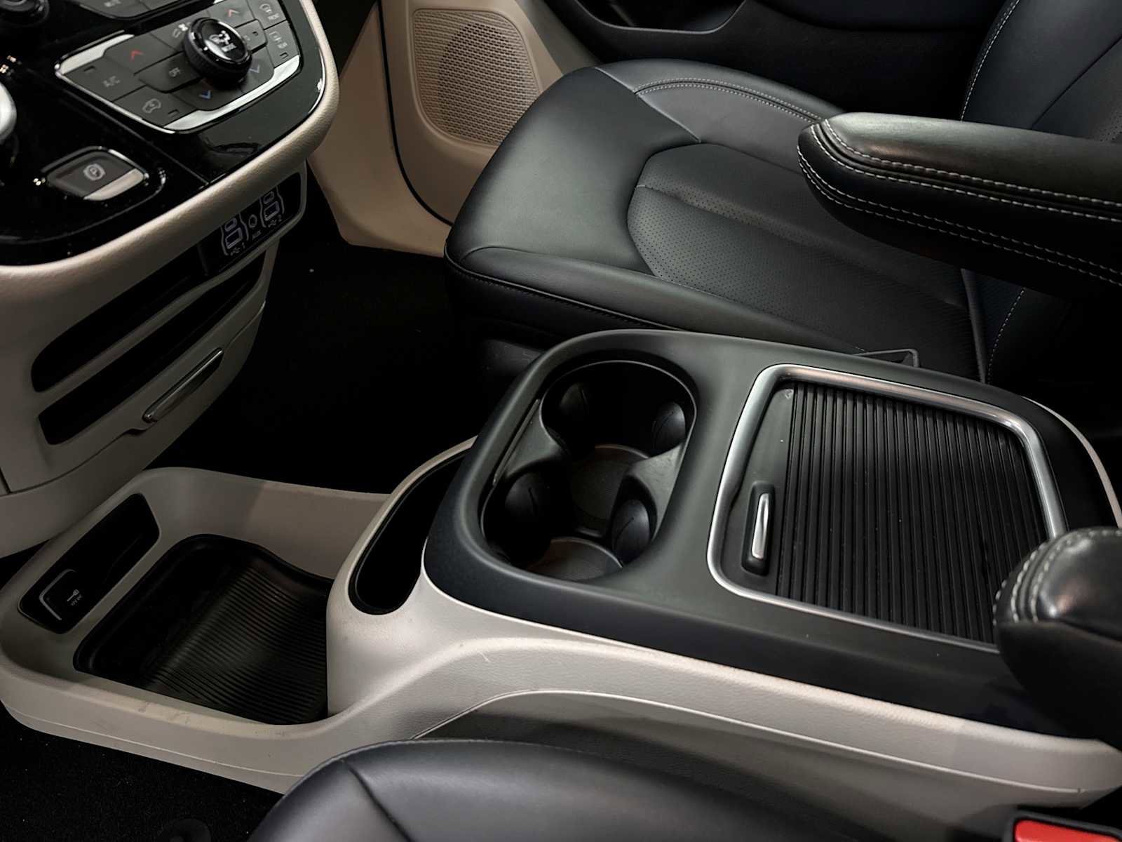 Used 2024 Chrysler Pacifica Touring-L image 27