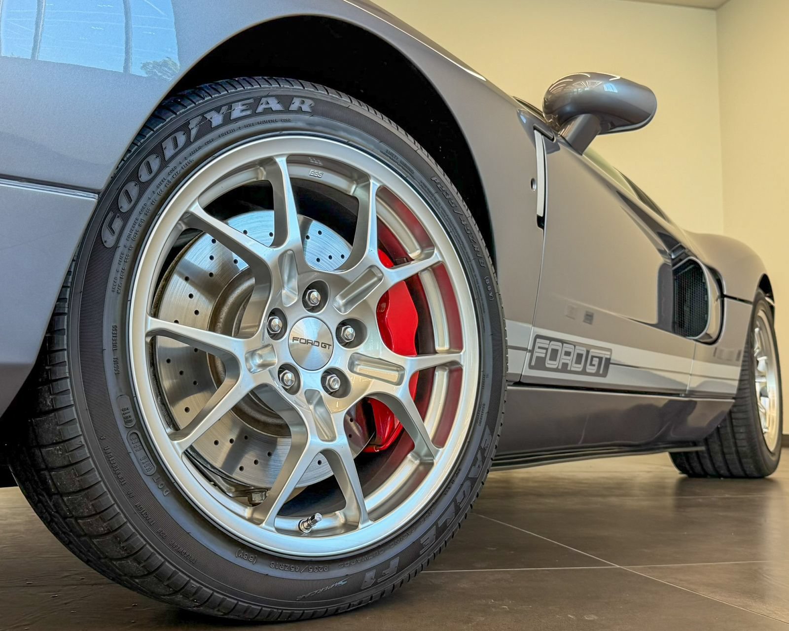 Used 2006 Ford GT RWD image 68