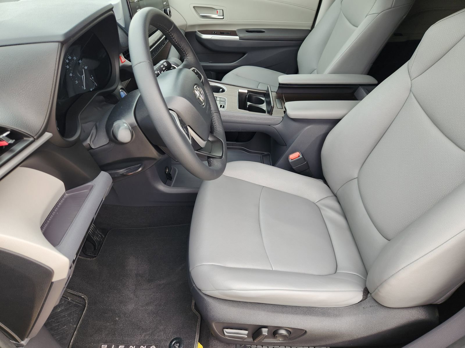 Used 2023 Toyota Sienna XLE FWD image 16