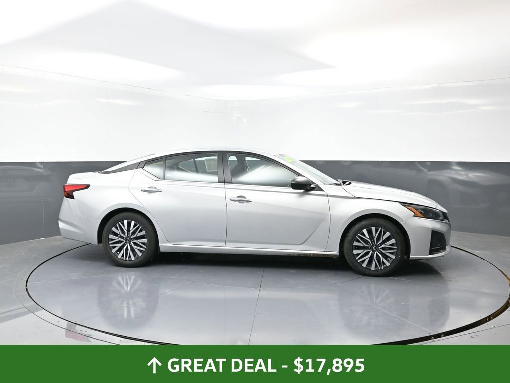 Used 2024 Nissan Altima 2.5 SV image 4