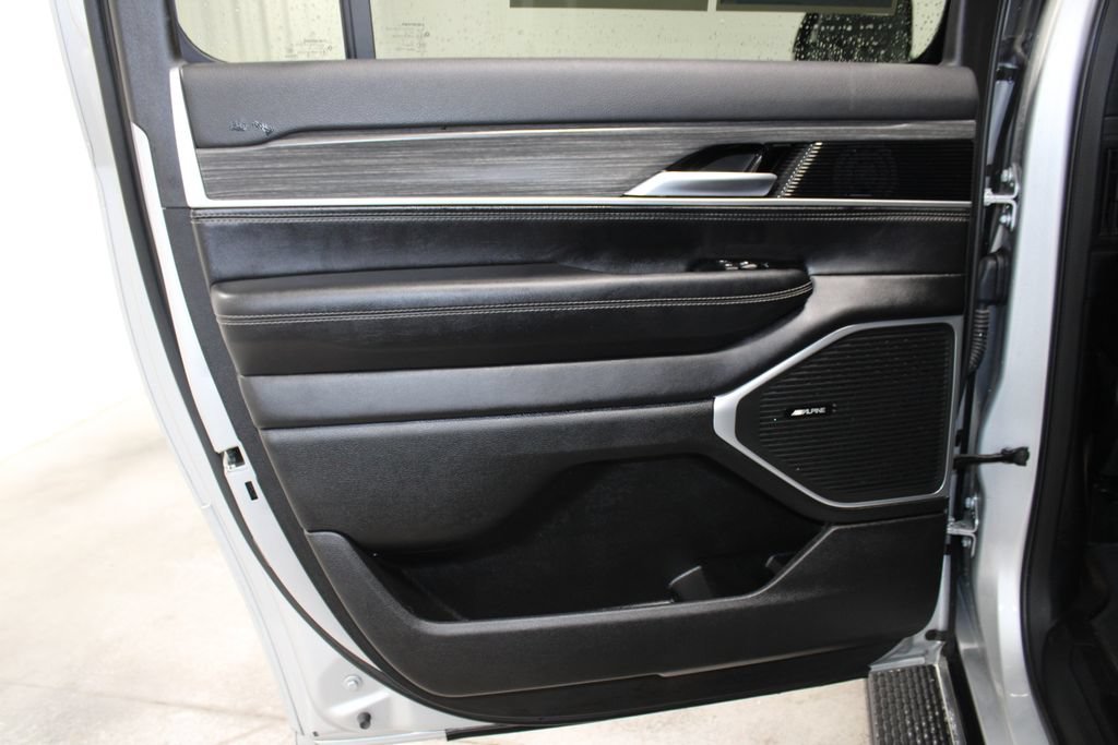 Used 2023 Jeep Wagoneer L Series III w/ Preferred Equipment Group AWD/4WD image 26