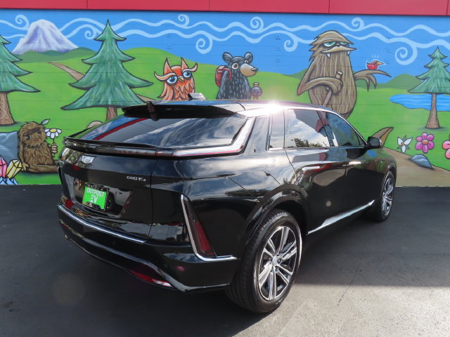 Used 2025 Cadillac Lyriq Luxury w/ LPO, Floor Liner Package AWD/4WD image 4