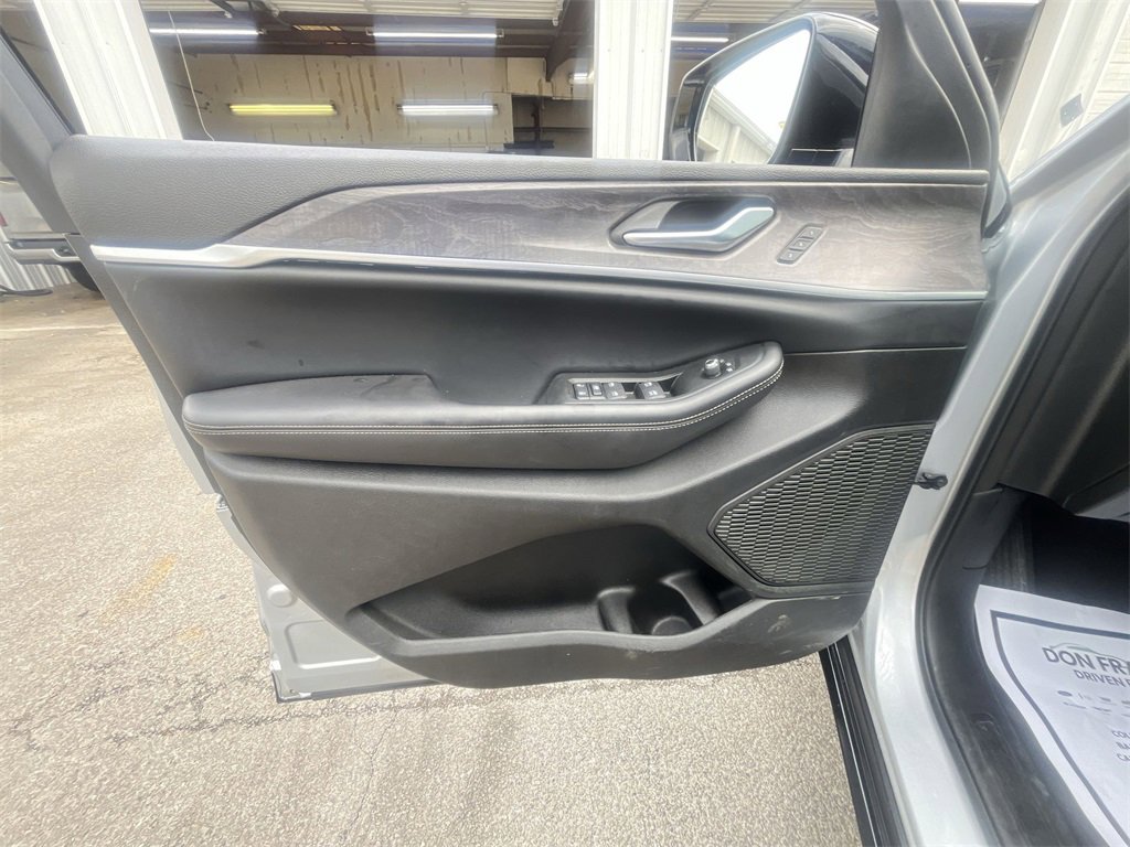 Used 2024 Jeep Grand Cherokee L Limited w/ Luxury Tech Group II image 13