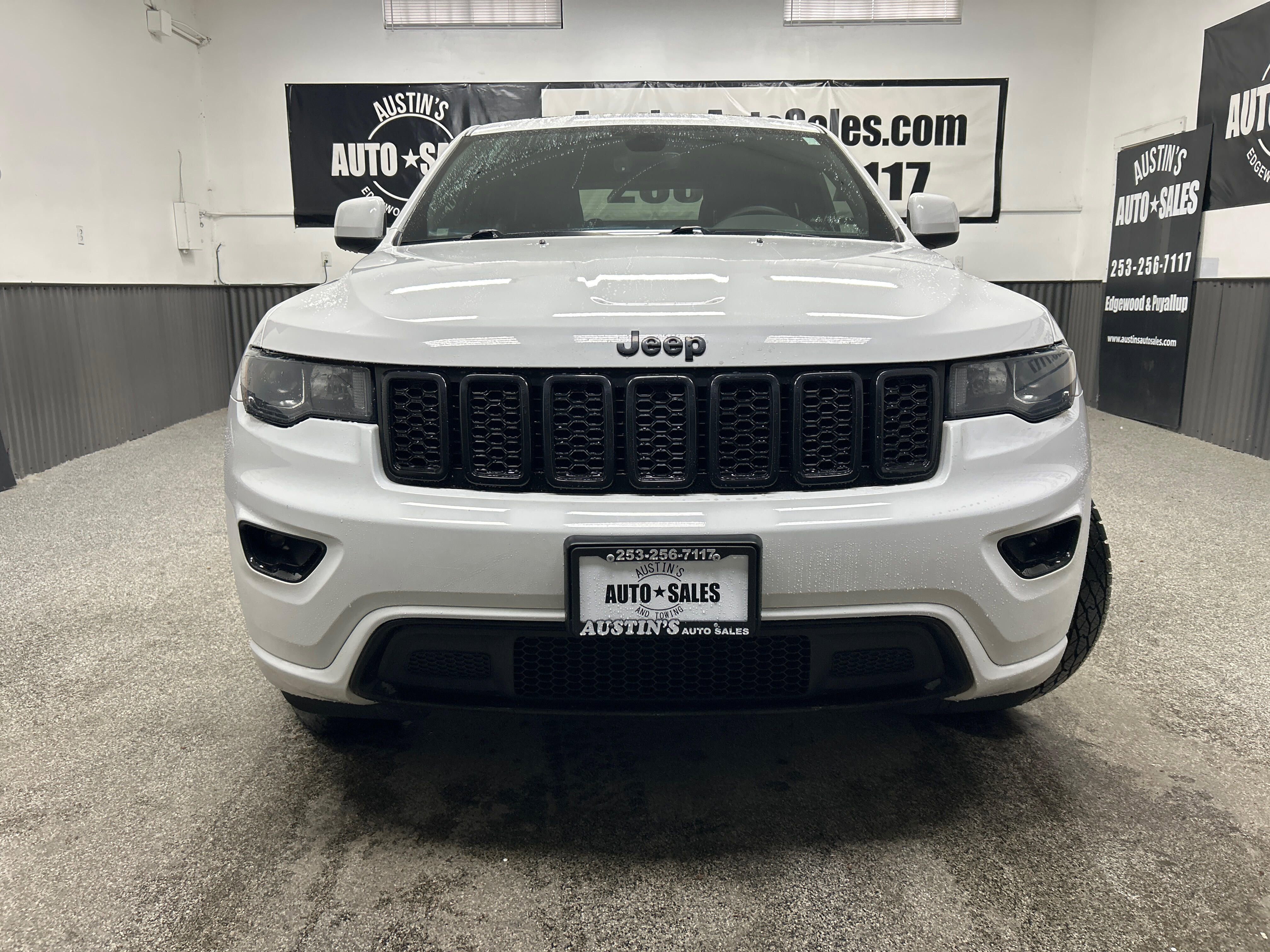 Used 2018 Jeep Grand Cherokee Altitude AWD/4WD image 2