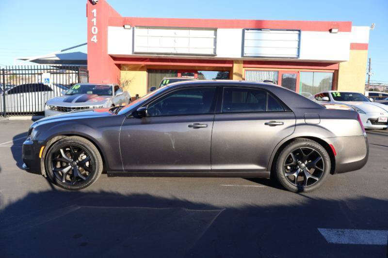 Used 2022 Chrysler 300 Touring w/ Sport Appearance Package RWD image 4