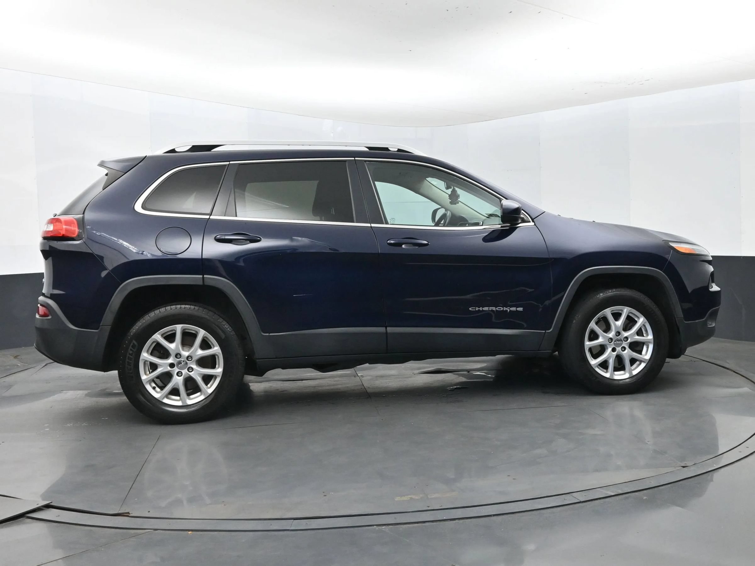 Used 2014 Jeep Cherokee Latitude w/ Cold Weather Group AWD/4WD image 3