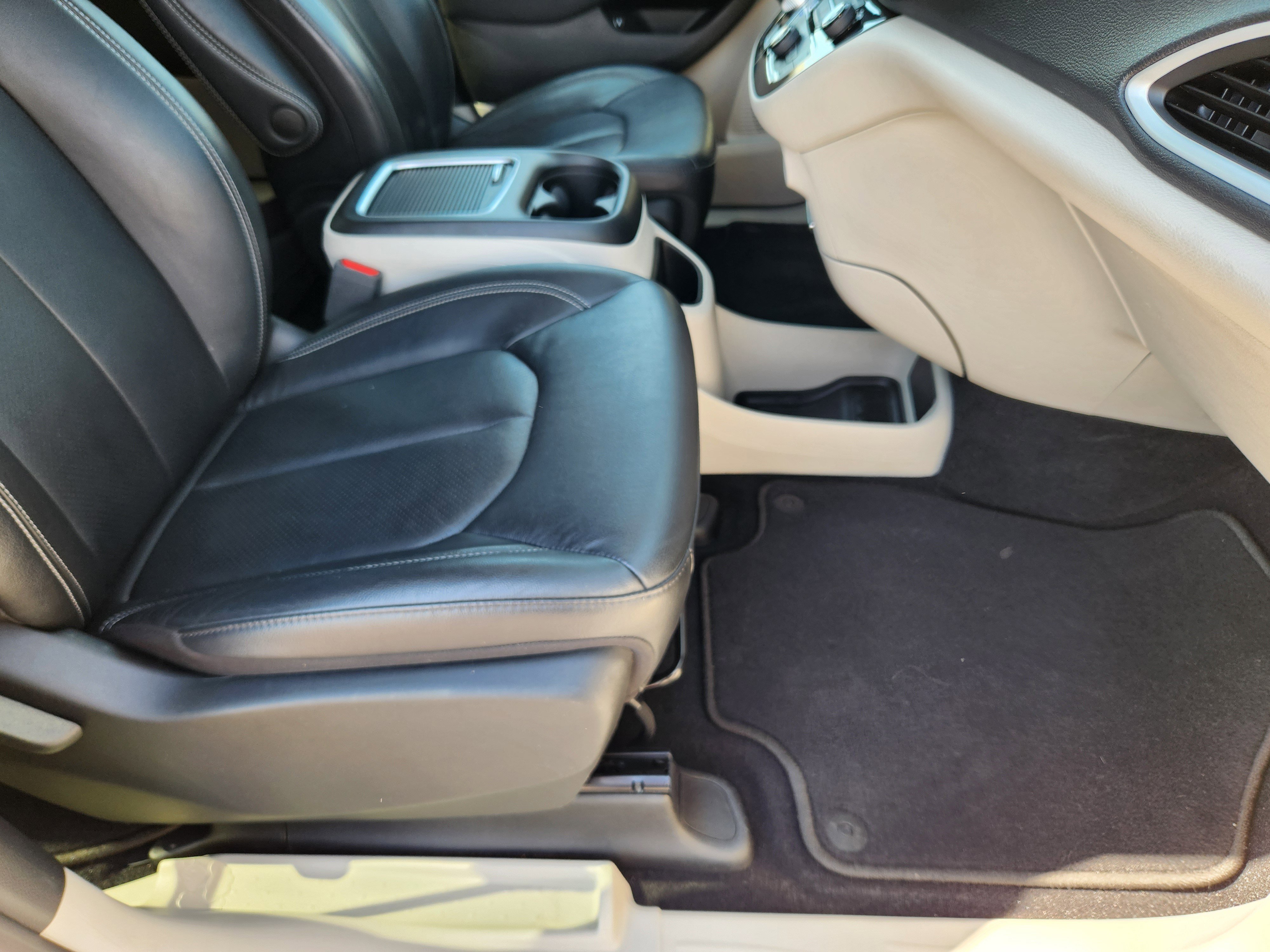 Used 2022 Chrysler Pacifica Touring-L image 18