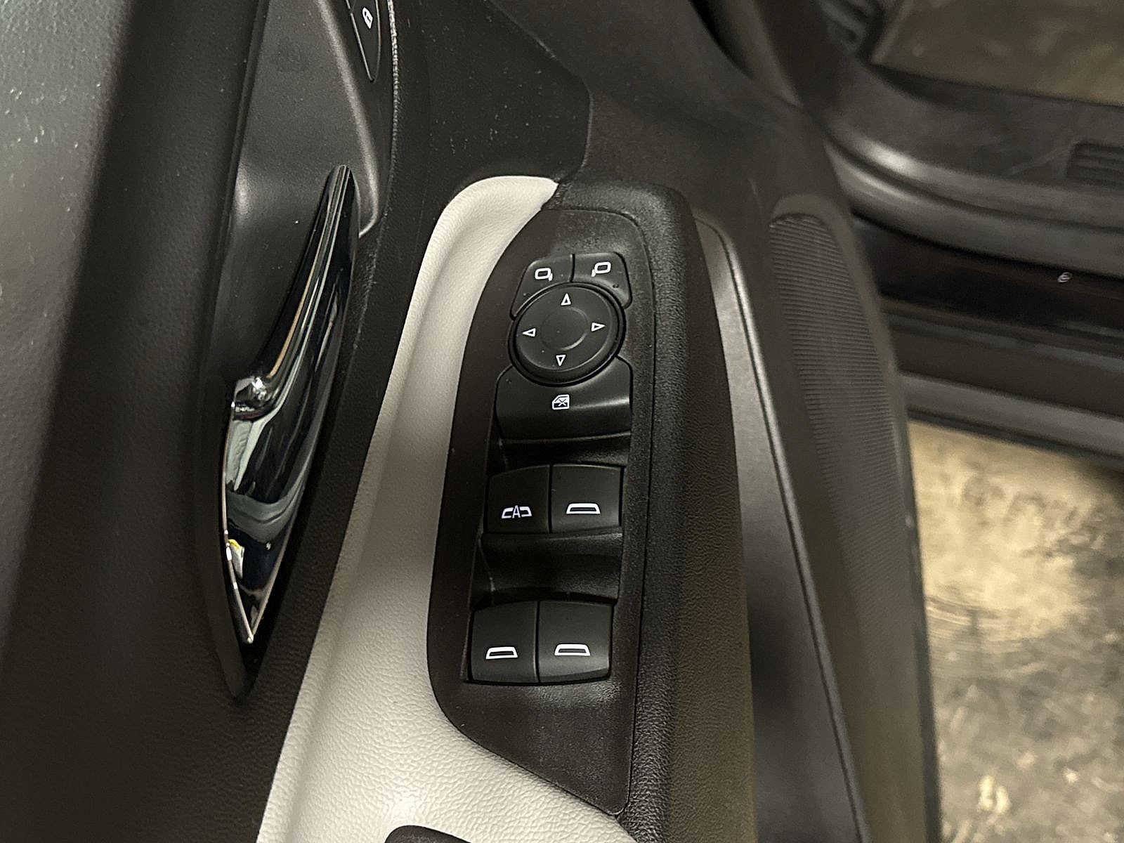 Used 2021 Chevrolet Equinox LS AWD/4WD image 22