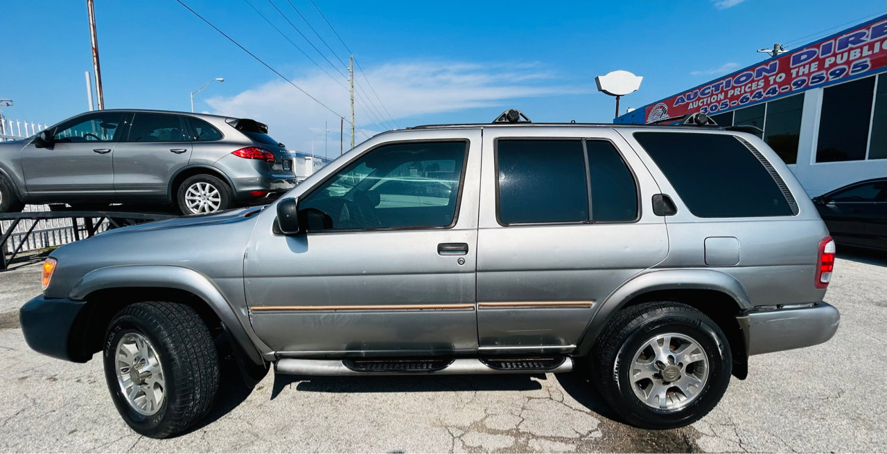 Used 2001 Nissan Pathfinder SE image 2