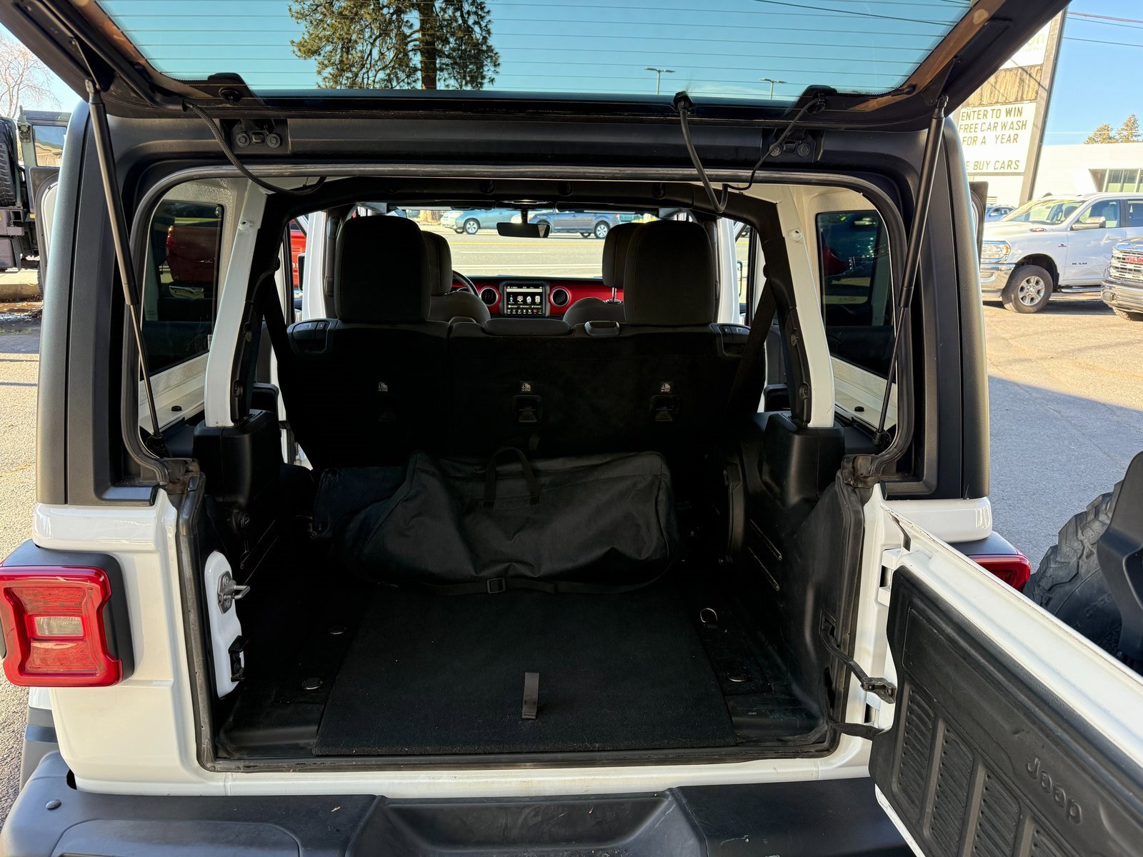 Used 2018 Jeep Wrangler Unlimited Rubicon w/ Uconnect 4C Nav & Sound Group image 8