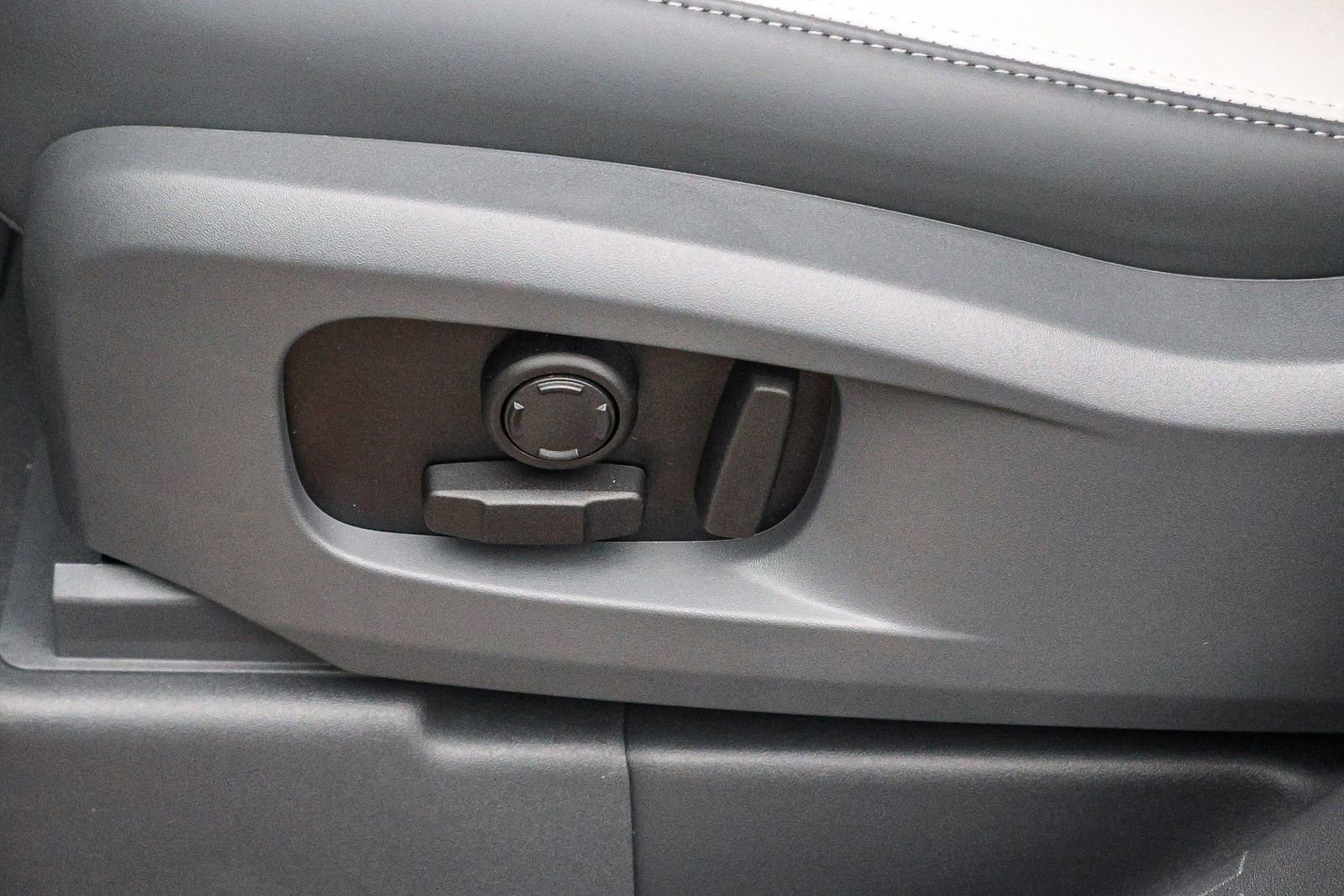 New 2026 Land Rover Defender 110 X-Dynamic SE image 30