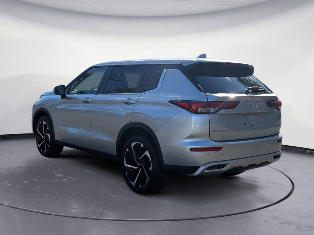 Used 2024 Mitsubishi Outlander SE image 3