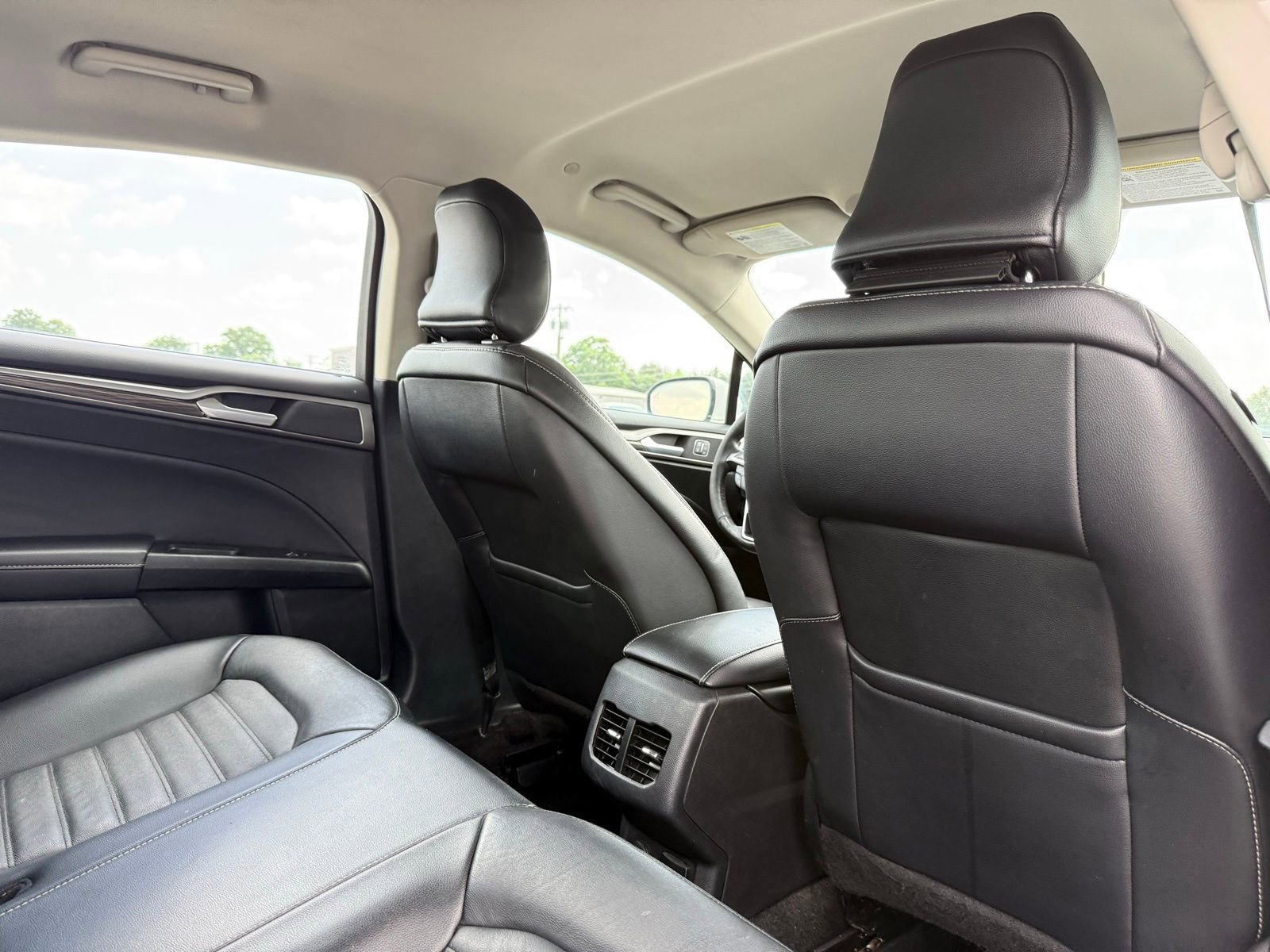 Used 2017 Ford Fusion SE w/ Equipment Group 602A FWD image 17