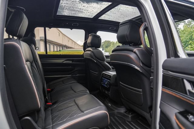 Used 2023 Jeep Grand Wagoneer Series III AWD/4WD image 51