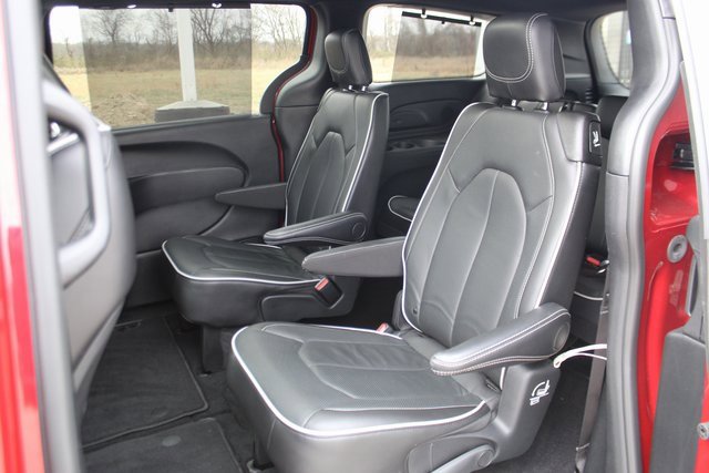 Used 2025 Chrysler Pacifica Limited image 31