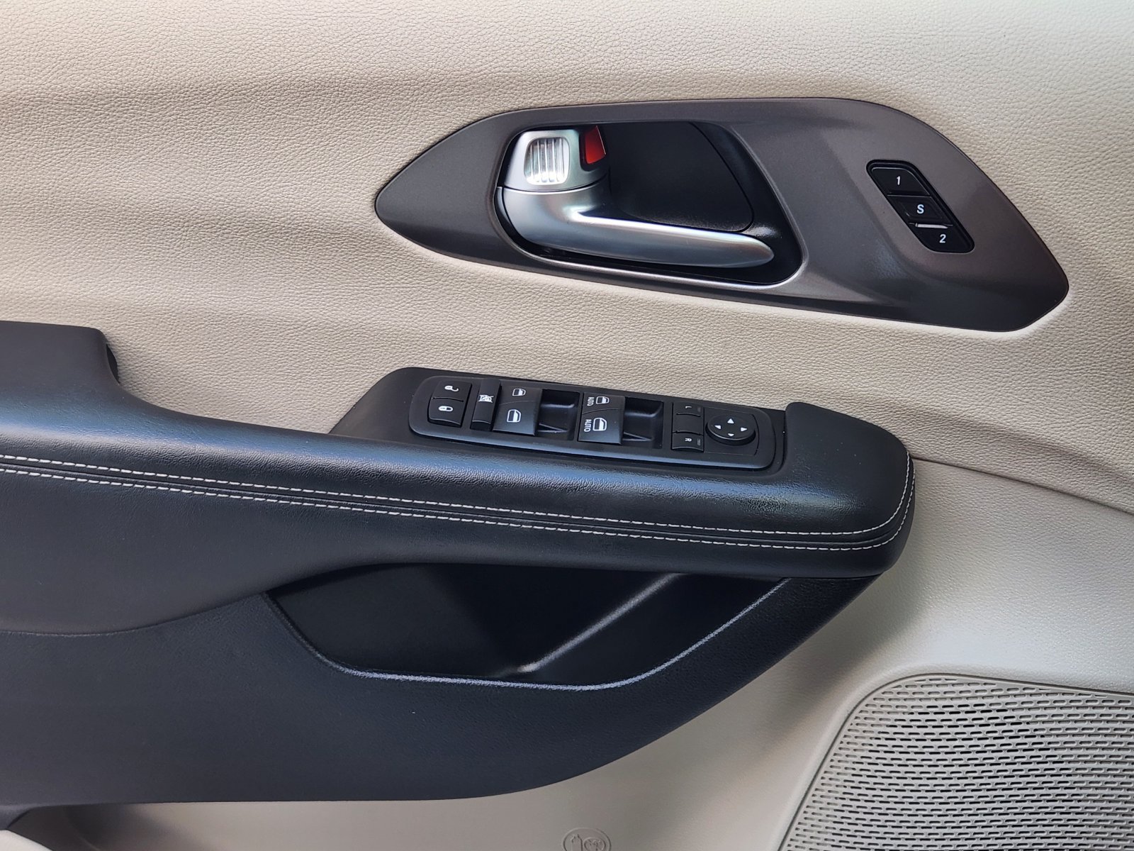 Used 2024 Chrysler Pacifica Touring-L FWD image 24