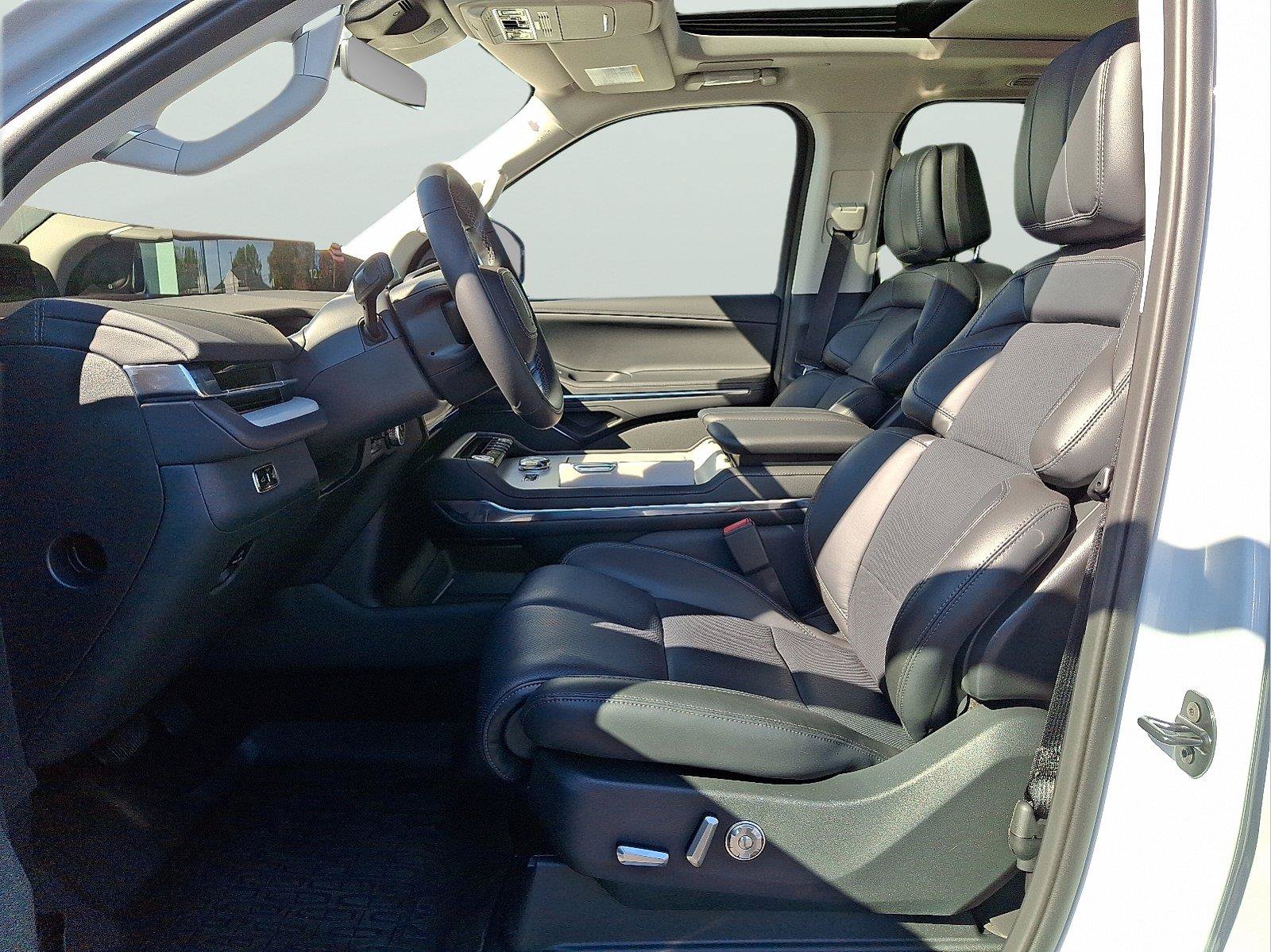 New 2025 Lincoln Navigator L Reserve AWD/4WD image 15