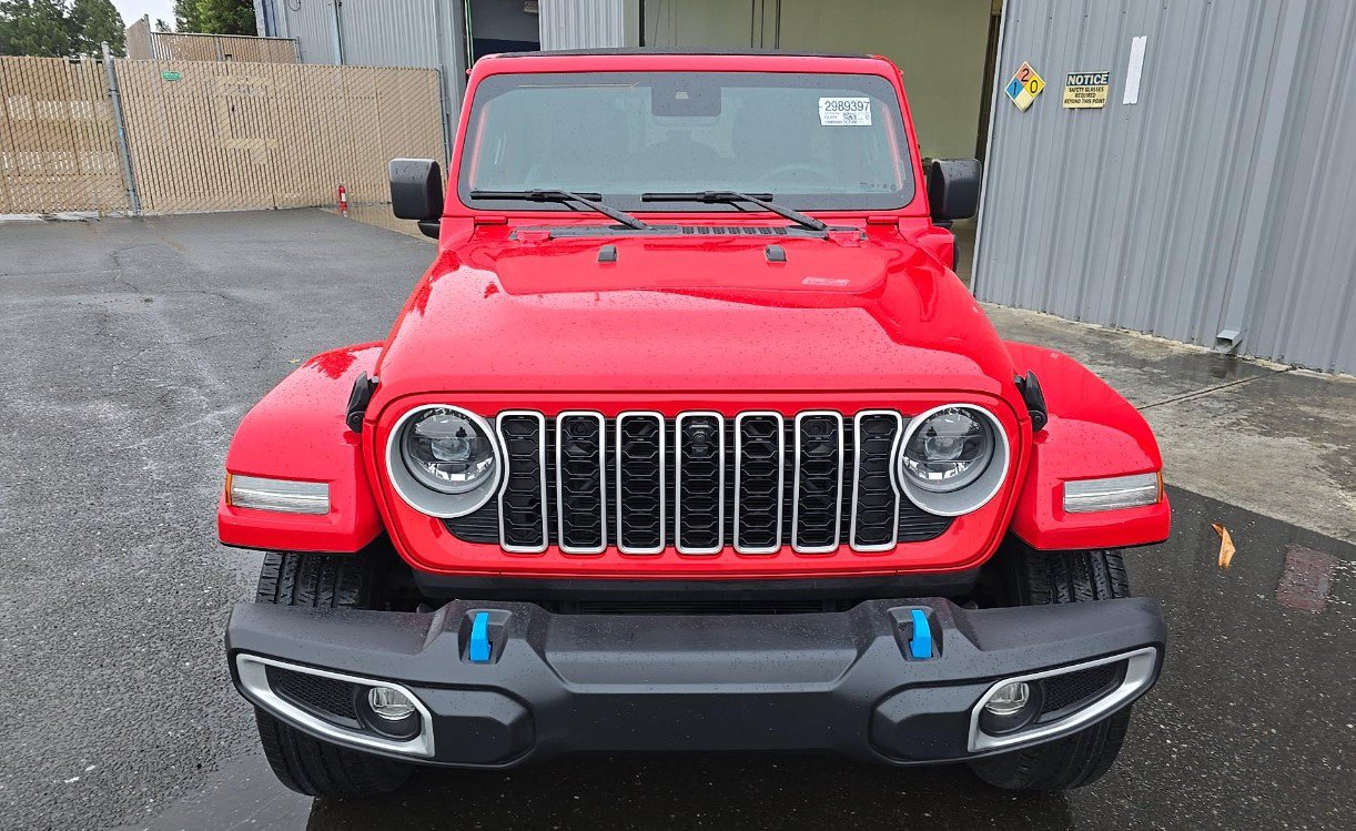 Used 2024 Jeep Wrangler Unlimited Sahara w/ Technology Group AWD/4WD image 3