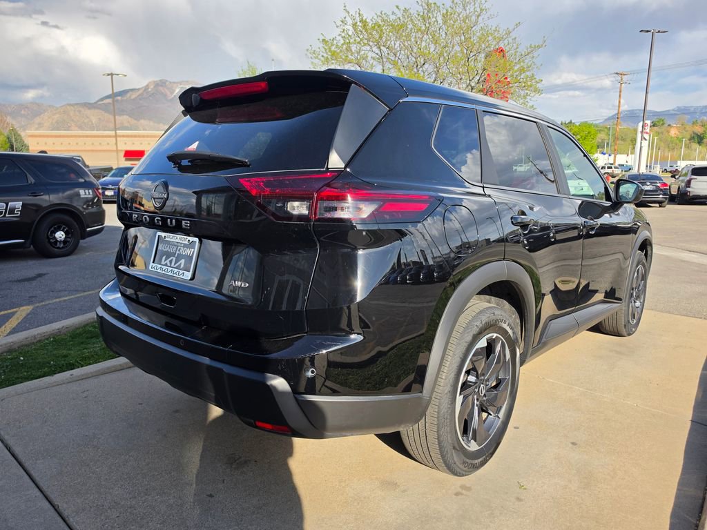 Used 2025 Nissan Rogue SV image 5