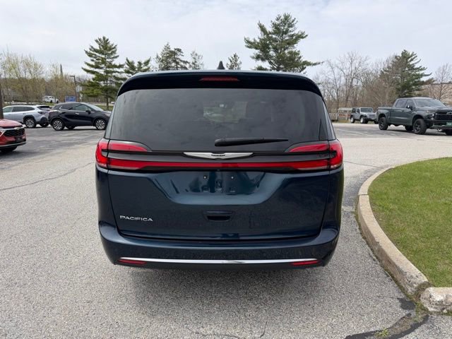 Used 2023 Chrysler Pacifica Touring-L FWD image 8