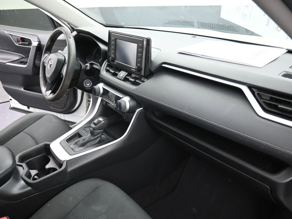 Used 2021 Toyota RAV4 LE image 16