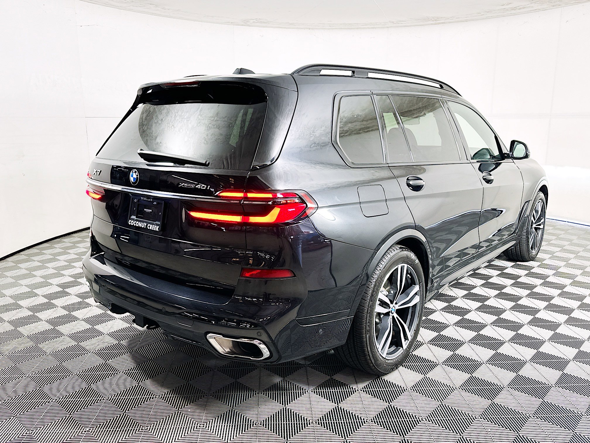Used 2024 BMW X7 xDrive40i w/ M Sport Package image 3