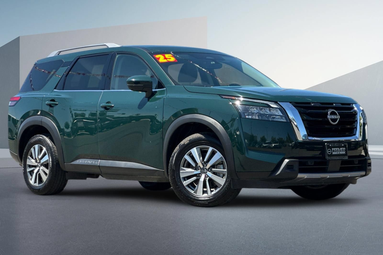 Certified 2025 Nissan Pathfinder SL FWD video 2