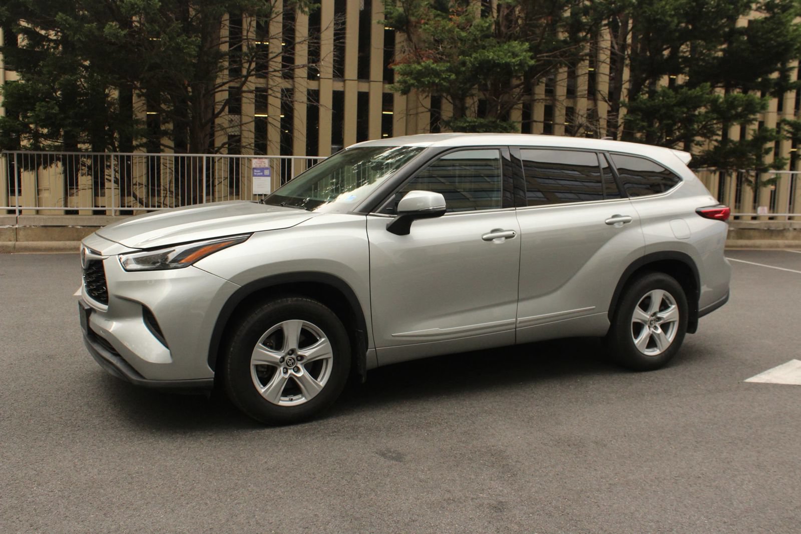 Used 2022 Toyota Highlander L AWD/4WD image 12