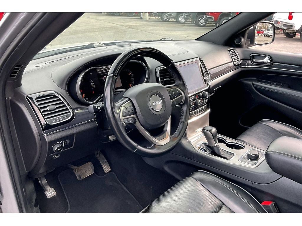 Used 2020 Jeep Grand Cherokee Overland AWD/4WD image 16
