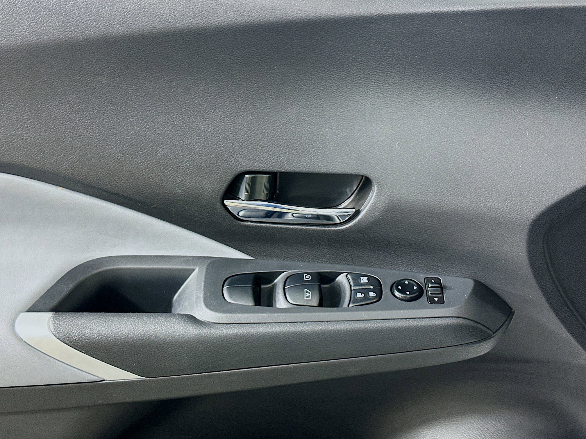 Used 2024 Nissan Kicks SR w/ SR Premium Package image 15